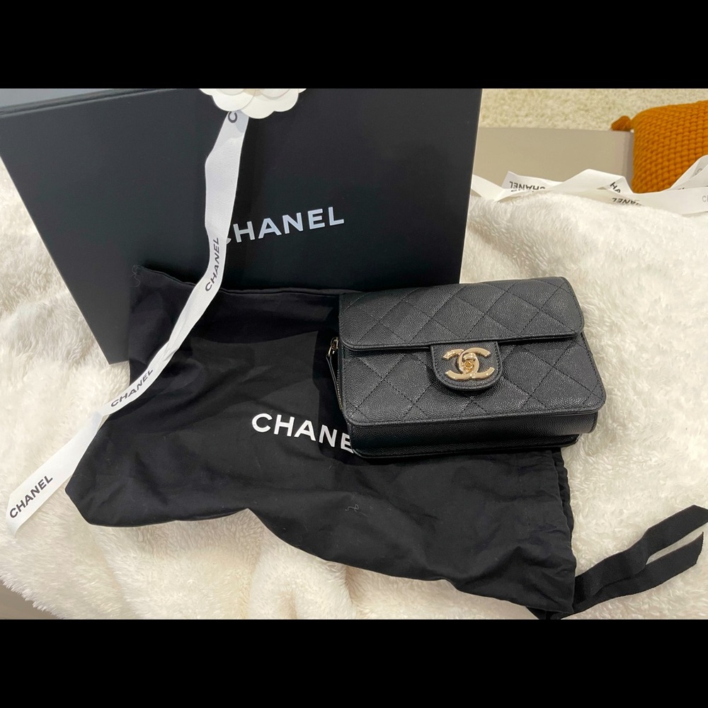 CHANEL black caviar like a wallet flap bag (22C)